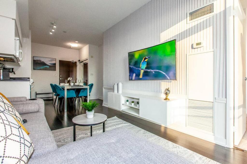 Stylish 2br W/stunning Lake & Sunset Views Toronto