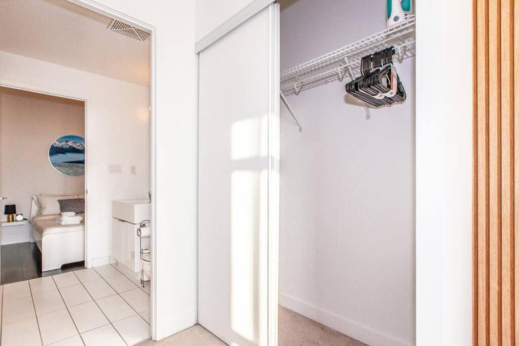 Stylish 2br W/stunning Lake & Sunset Views * Toronto