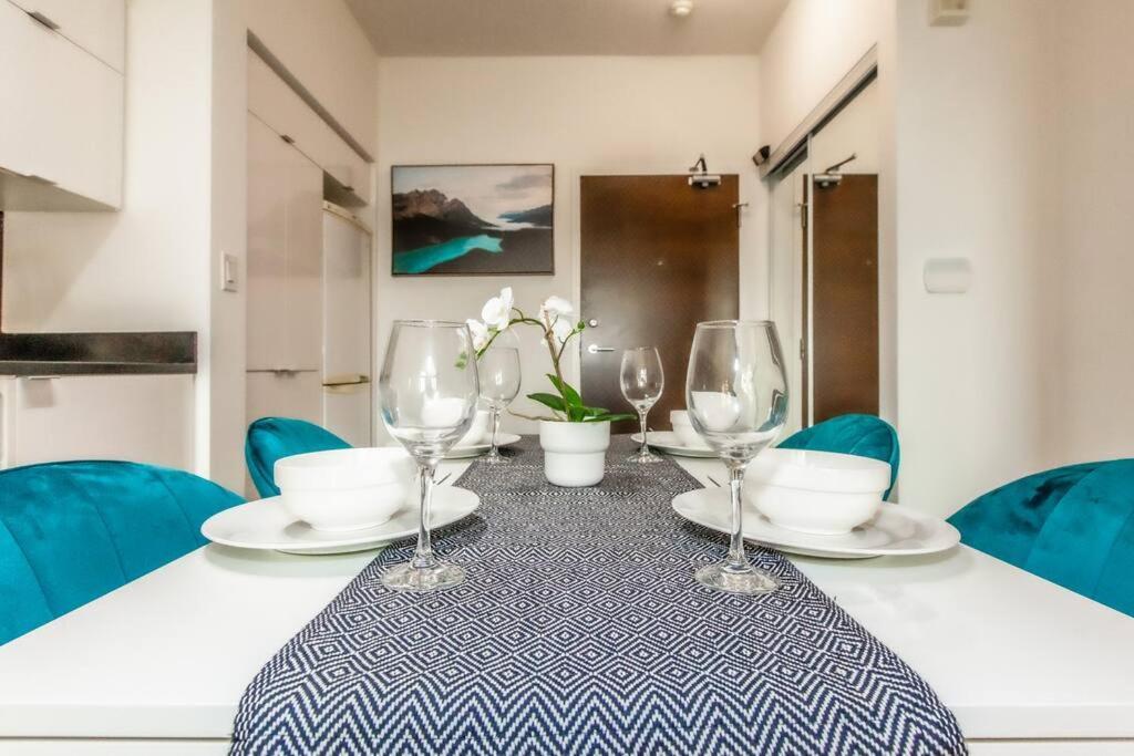Stylish 2br W/stunning Lake & Sunset Views Apartment