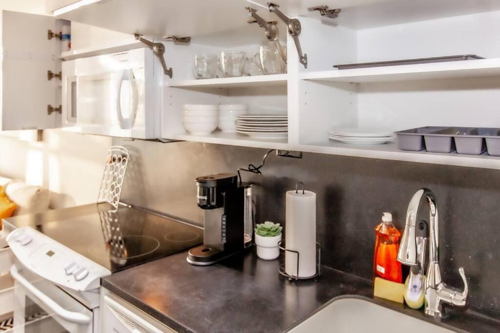 Stylish 2br W/stunning Lake & Sunset Views