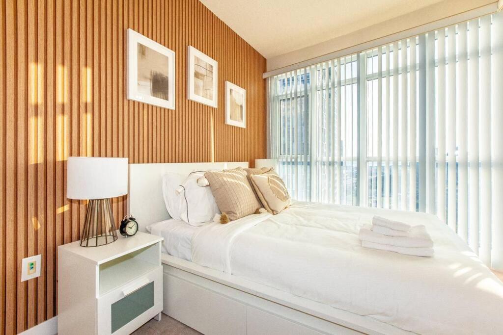 Stylish 2br W/stunning Lake & Sunset Views Toronto