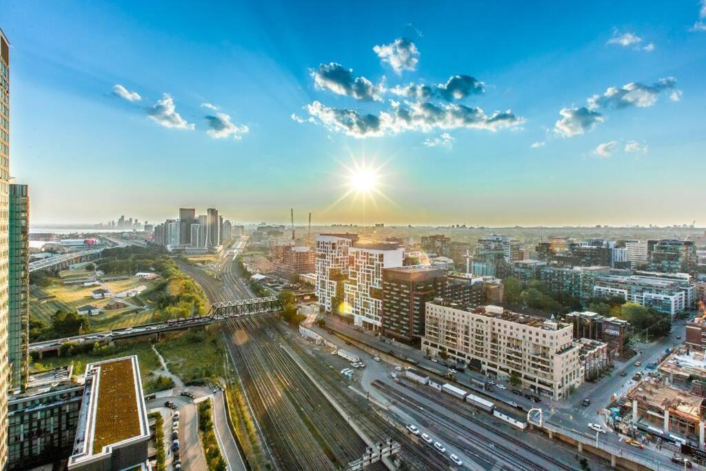 Stylish 2br W/stunning Lake & Sunset Views Apartment