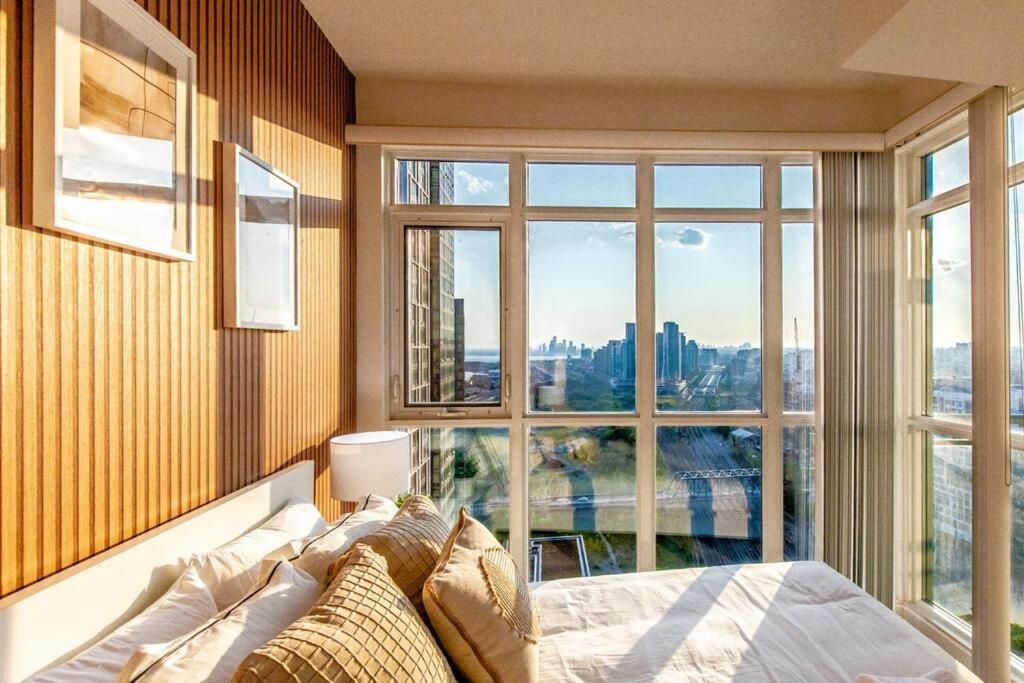 Stylish 2br W/stunning Lake & Sunset Views Toronto