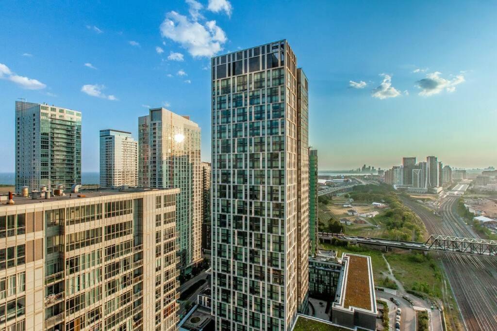 Apartment Stylish 2br W/stunning Lake & Sunset Views *